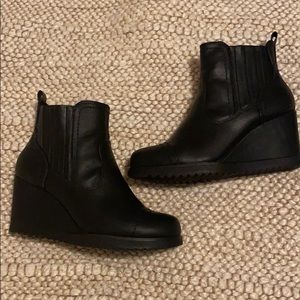 Khombu wedge black booties